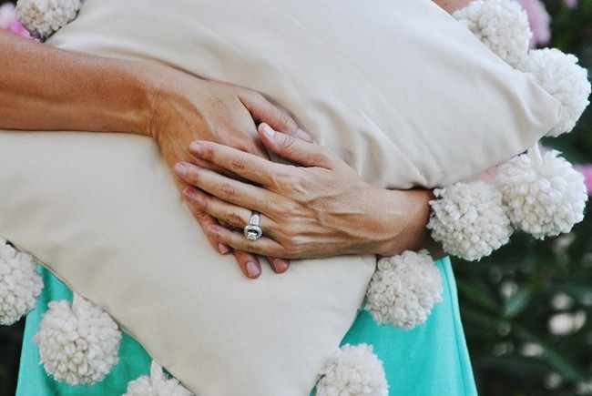 Pillow-Tutorial-pom-pom_thumb.jpg