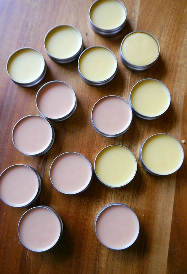 Homemade Lip Balm Recipe & Printable Labels {DIY Gift} 