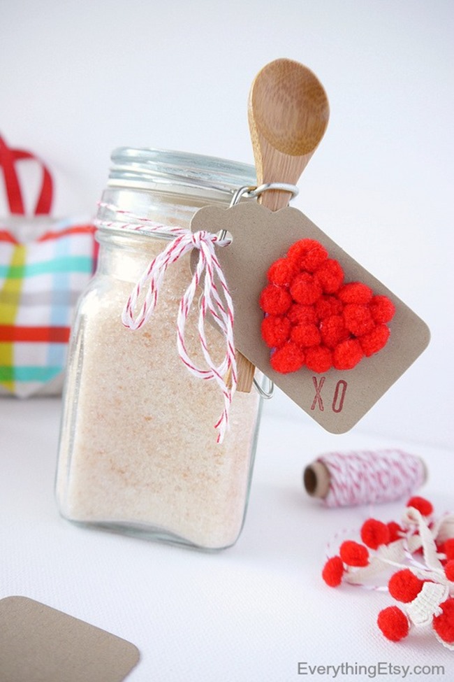 Valentine's Day Mini Pom Pom Heart Gift Tag Tutorial