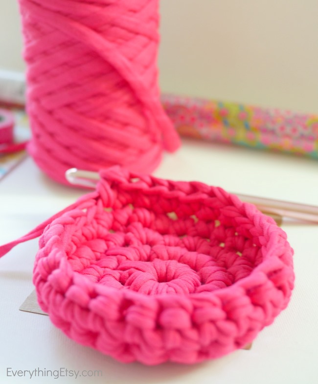 Make a crochet bowl with this free pattern on EverythingEtsy.com
