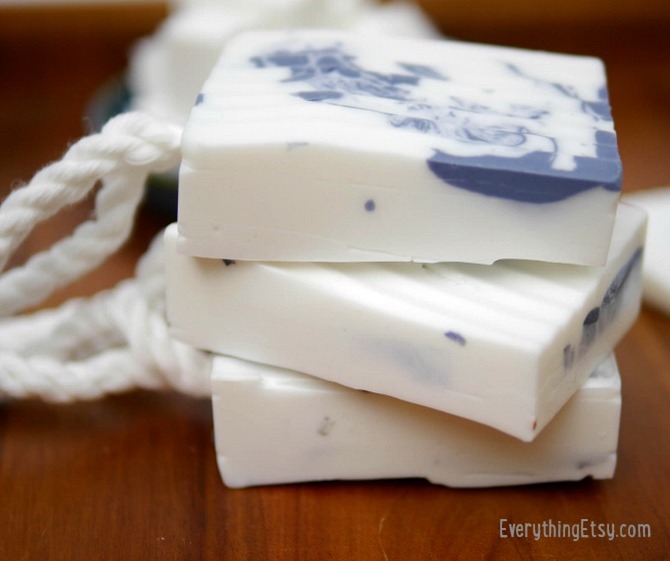 Homemade soap on a rope tutorial - EverythingEtsy.com