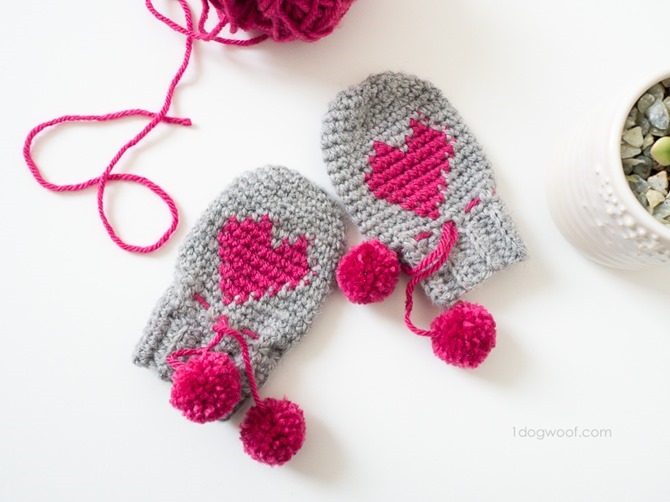 12 Crochet Valentine's Day Projects {Free Patterns} - Heart Mittens