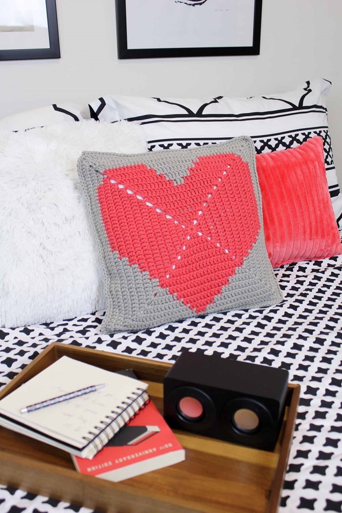 12 Crochet Valentine's Day Projects {Free Patterns} - Heart Pillow