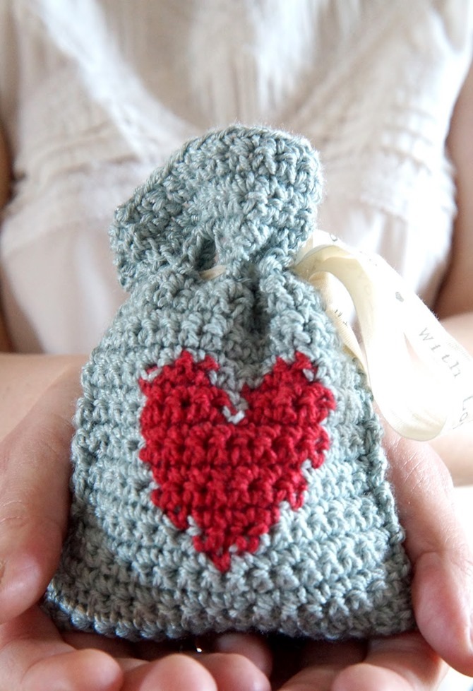 12 Crochet Valentine's Day Projects {Free Patterns} - Heart gift bag