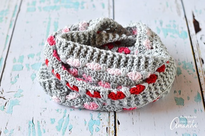 12 Crochet Valentine's Day Projects {Free Patterns} - Infinity Scarf