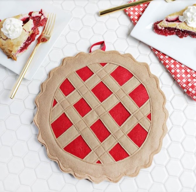 101 Fall Sewing Tutorials - EverythingEtsy.com - Cherry Pie DIY Potholder