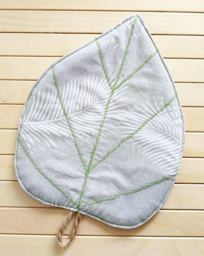 101 Fall Sewing Tutorials - EverythingEtsy.com - Leaf Pot Holder Tutorial