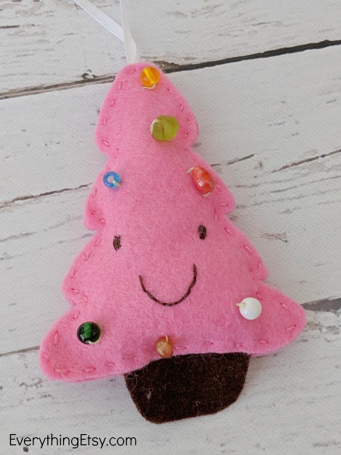 Felt Christmas Tree Ornament Tutorial and Pattern - EverythingEtsy.com