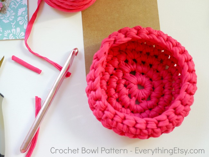 Free Crochet Basket Tutorial on EverythingEtsy