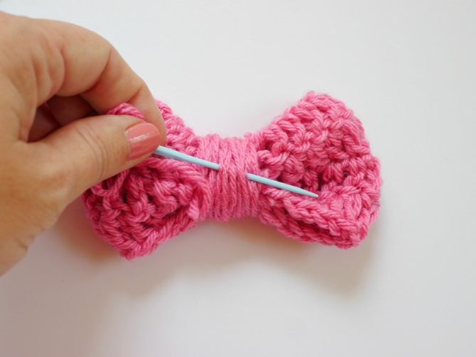 Free Crochet Bow Pattern for Hair Bows, Gift Wrapping and More - EverythingEtsy